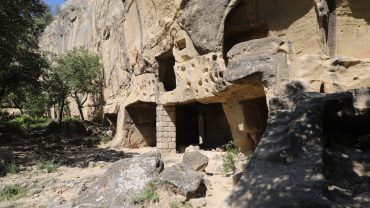 Calès, the troglodyte city of the Alpilles